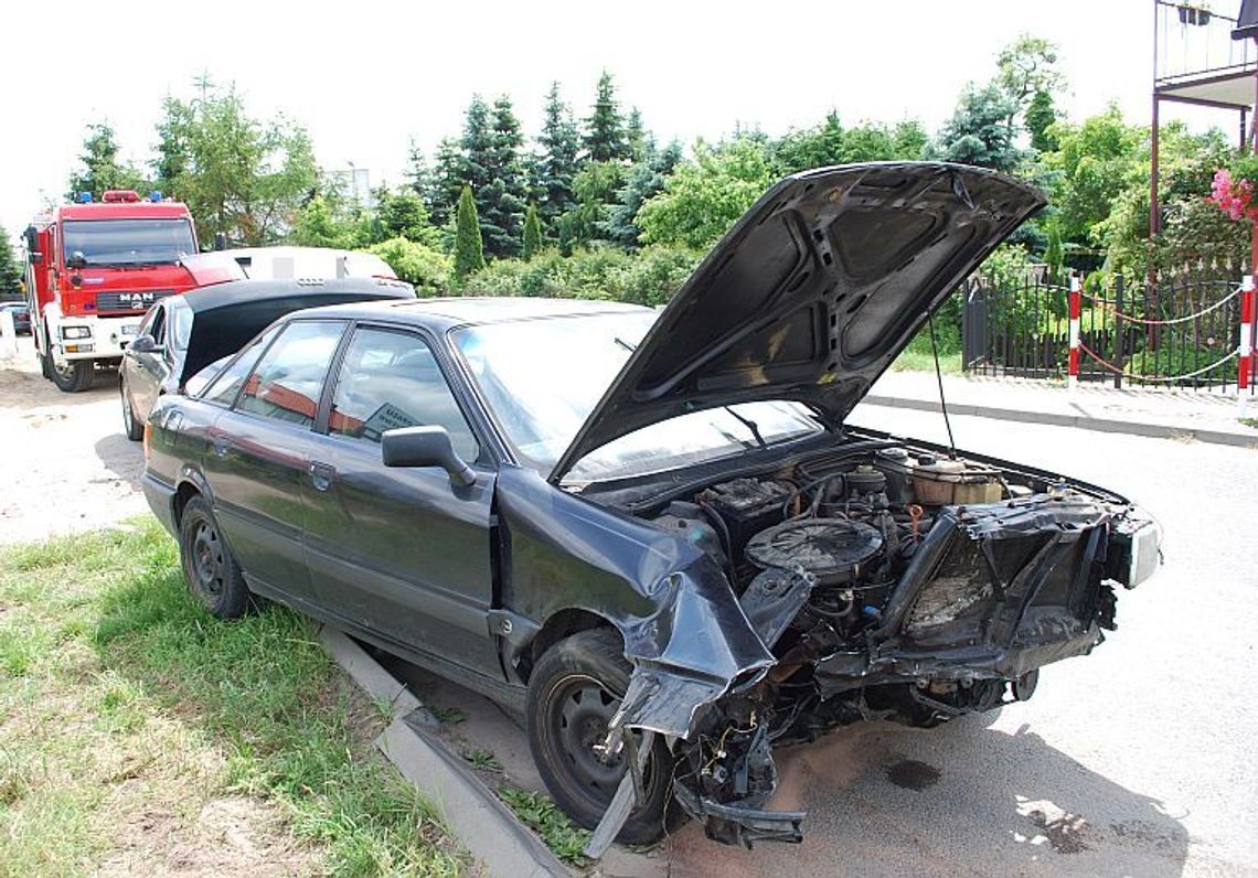 Pijany kierowca uderzył w ciepłociąg Pijany kierowca uderzył w ciepłociąg