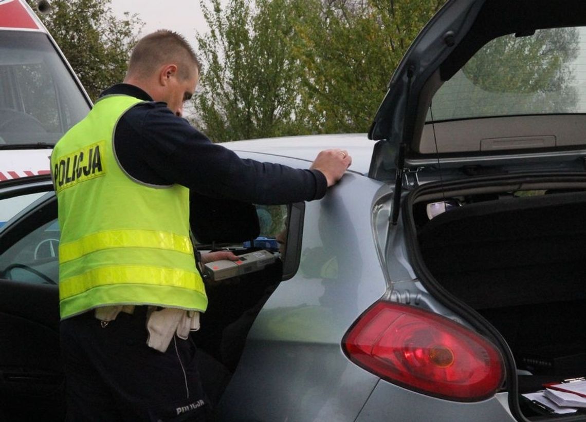 Pijany kierowca wypadł z drogi i dachował oplem