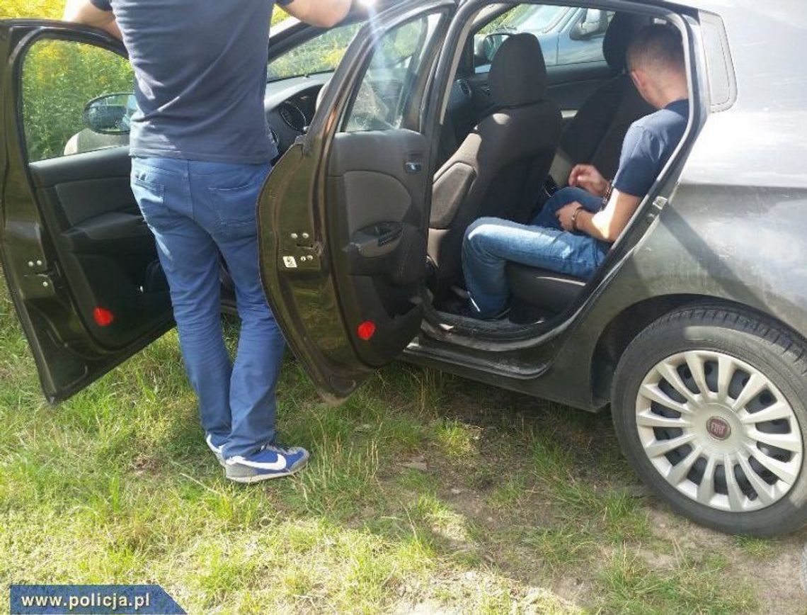 Pijany nastolatek złapany za kółkiem Pijany nastolatek złapany za kółkiem