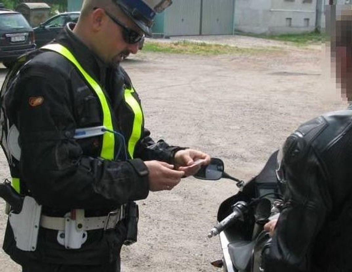Pijany prowadził motorower. Zatrzymała go policja i dodatkowo okazało się … Pijany prowadził motorower. Zatrzymała go policja i dodatkowo okazało się …