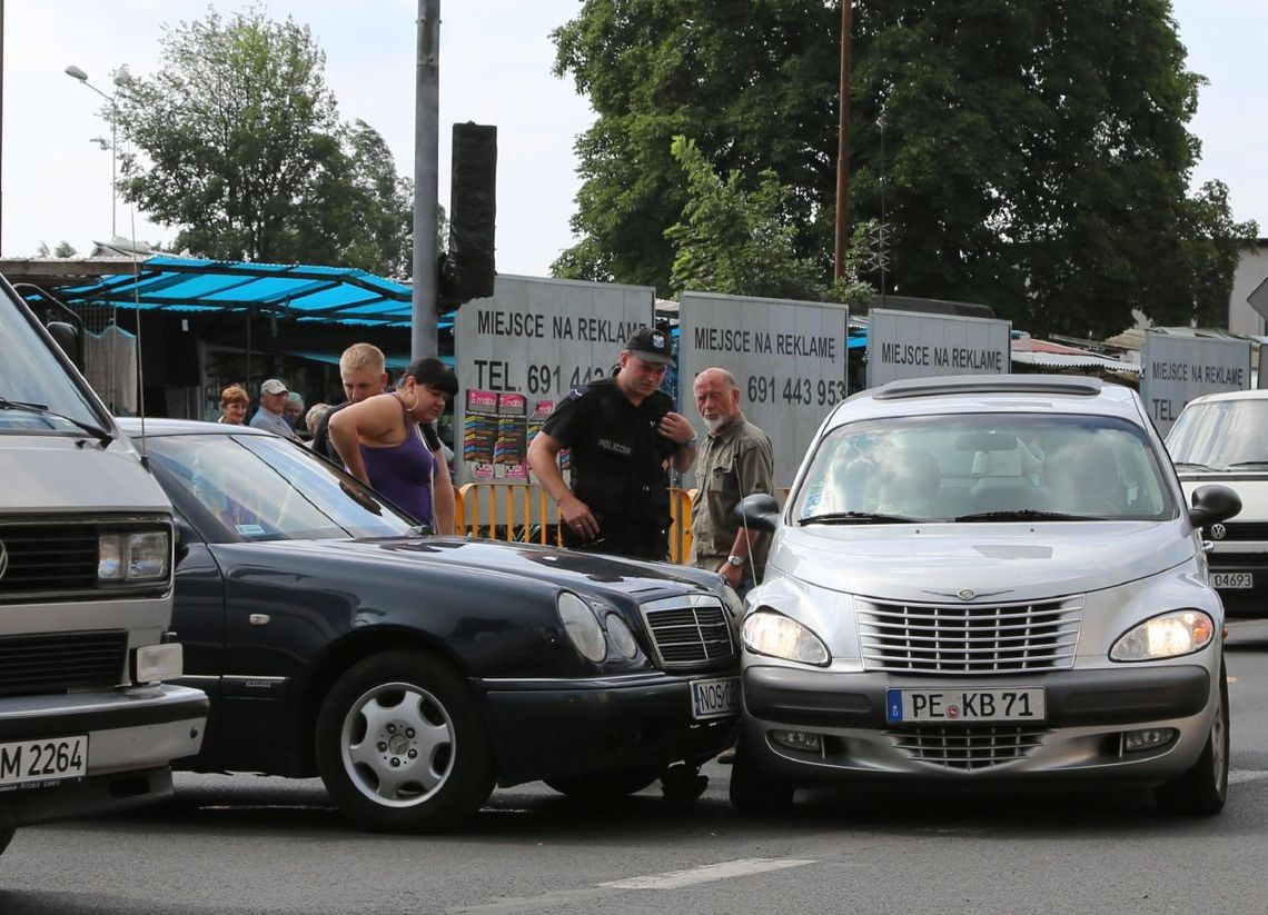 Pijany staranował samochód Pijany staranował samochód