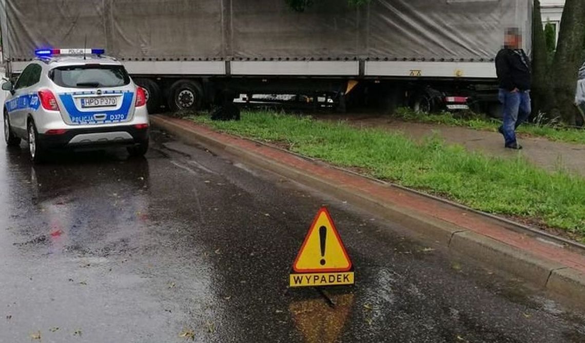 Pijany tirem mógł wjechać w dom. Trafił na barierki Pijany tirem mógł wjechać w dom. Trafił na barierki