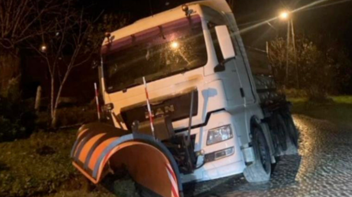 Ukradł pługopiaskarkę. Pijany uciekał nią przed policją