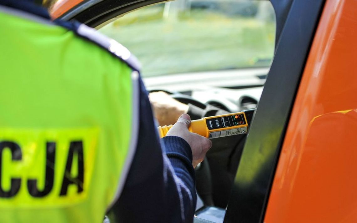 Pijany Ukrainiec uderzył w zaparkowane auto Pijany Ukrainiec uderzył w zaparkowane auto