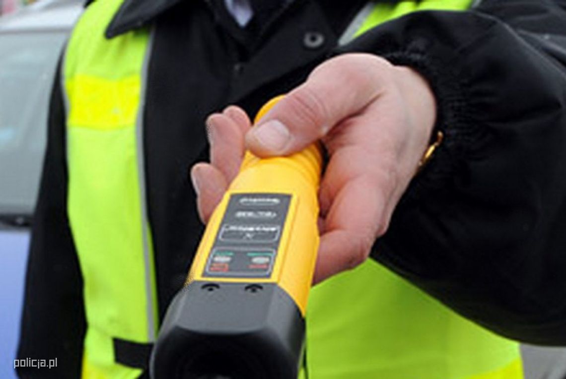 Pijany wysiadł z samochodu i pytał policjanta o drogę Pijany wysiadł z samochodu i pytał policjanta o drogę