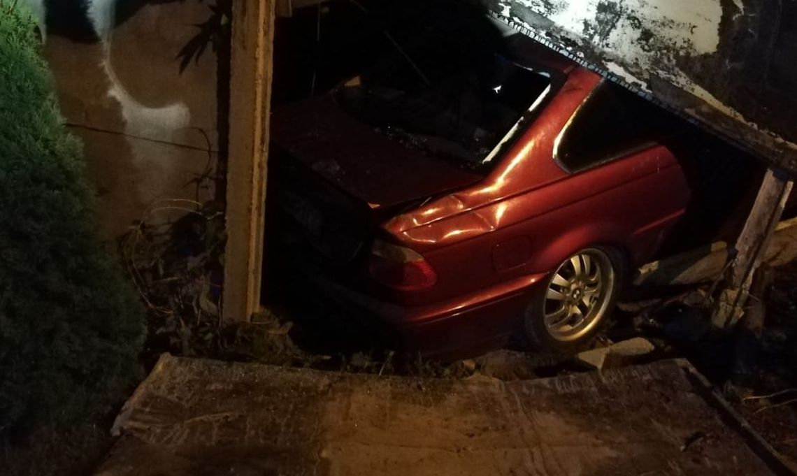 Pijany z impetem wjechał w garaż Pijany z impetem wjechał w garaż