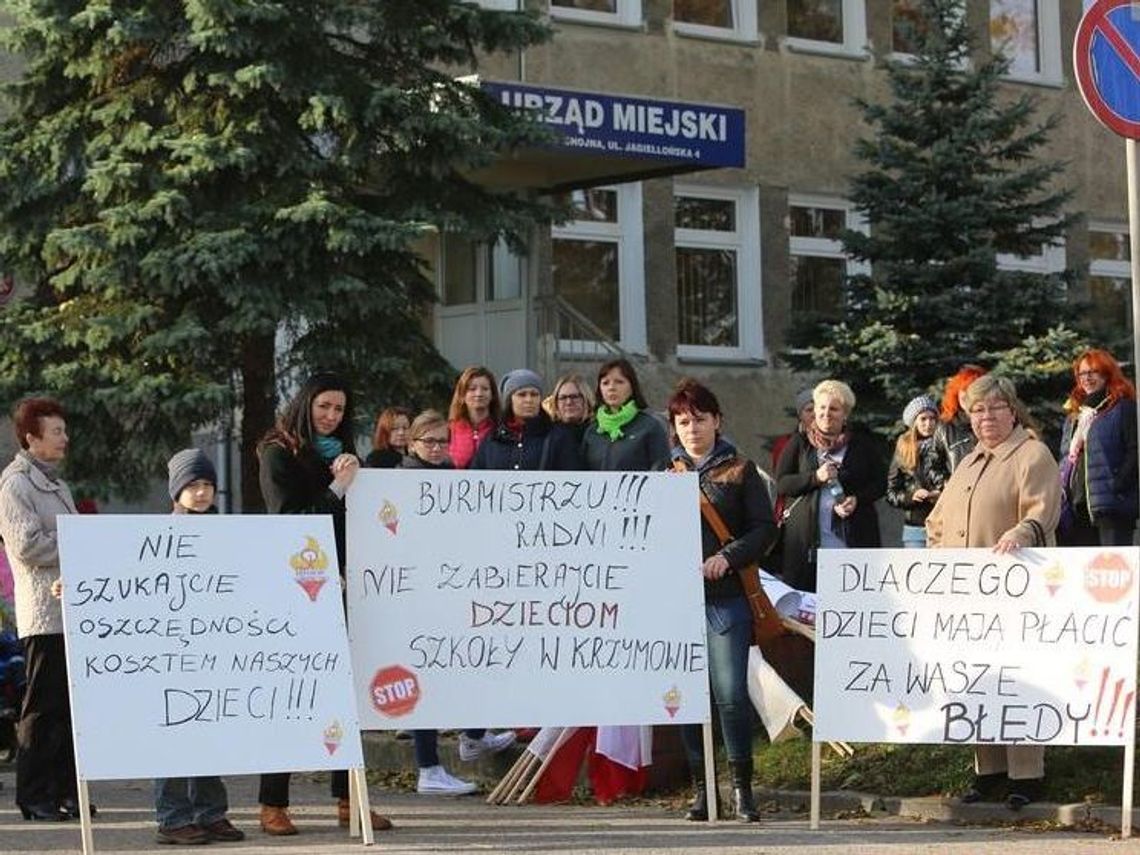 Pikieta przed urzędem, blokada na ulicy, protest na sesji