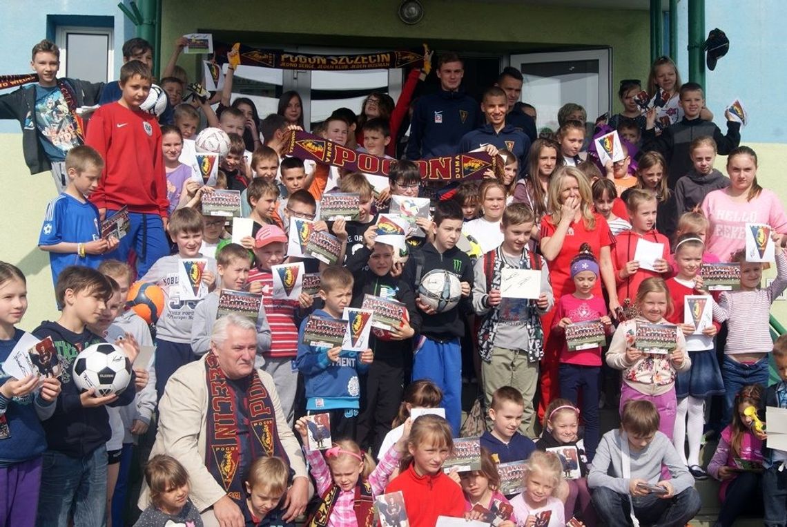 Piłkarze Pogoni rozdawali autografy w szkole Piłkarze Pogoni rozdawali autografy w szkole