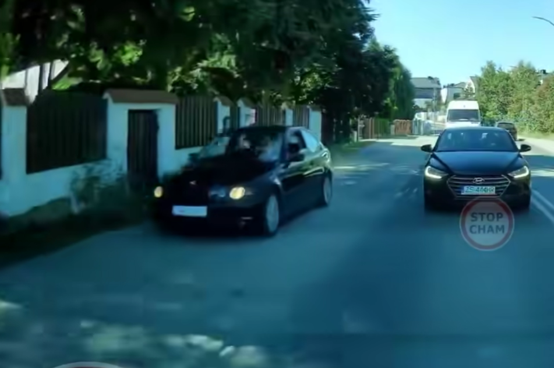 Pirat w BMW pędził po chodniku. Policja prosi o pomoc w identyfikacji sprawcy Pirat w BMW pędził po chodniku. Policja prosi o pomoc w identyfikacji sprawcy