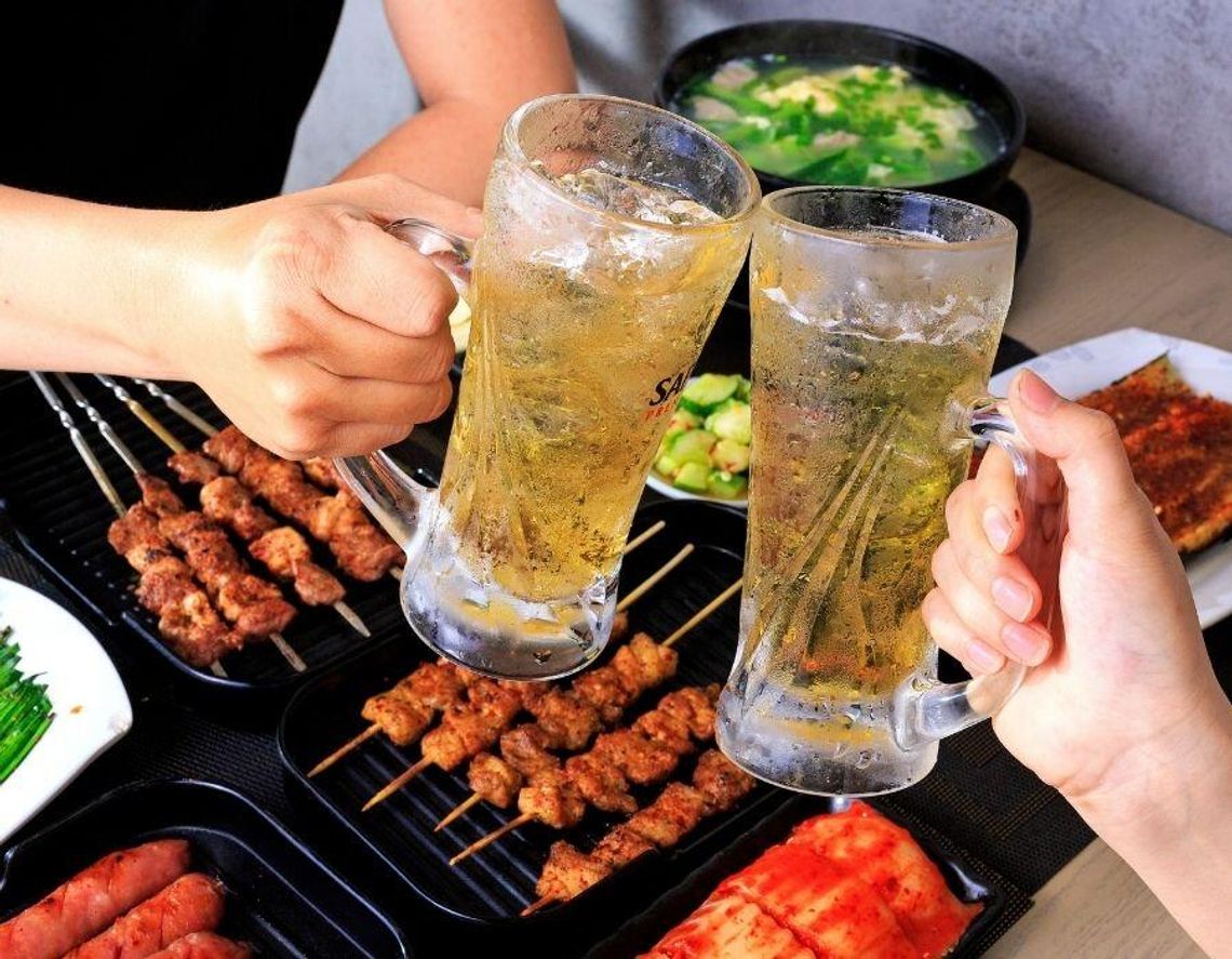 Piwo bezalkoholowe hitem na polskich grillach. Badanie WEI potwierdza rewolucję NoLo w Polsce