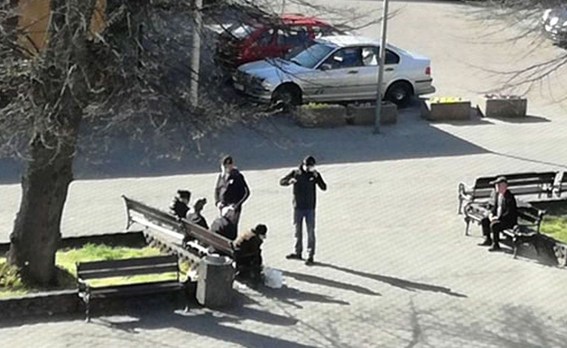 Plac Barnima wyjęty spod prawa? Brak reakcji służb na publiczne picie alkoholu i grupowanie się Plac Barnima wyjęty spod prawa? Brak reakcji służb na publiczne picie alkoholu i grupowanie się