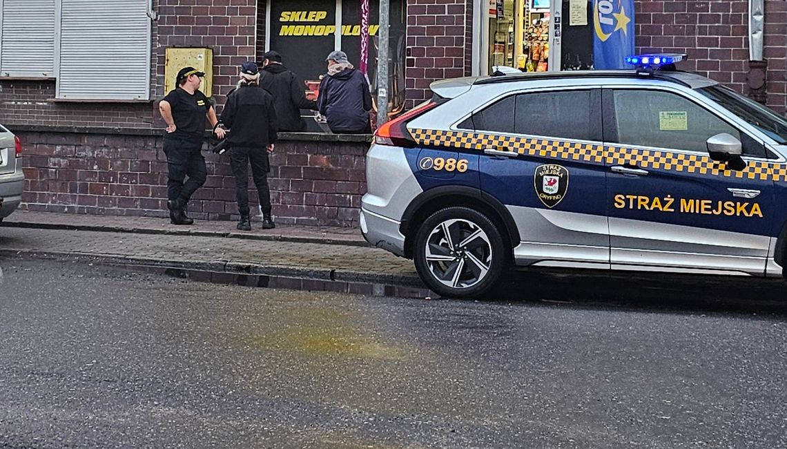 Plac Barnima zamienił się w pijalnię? Sypią mandatami