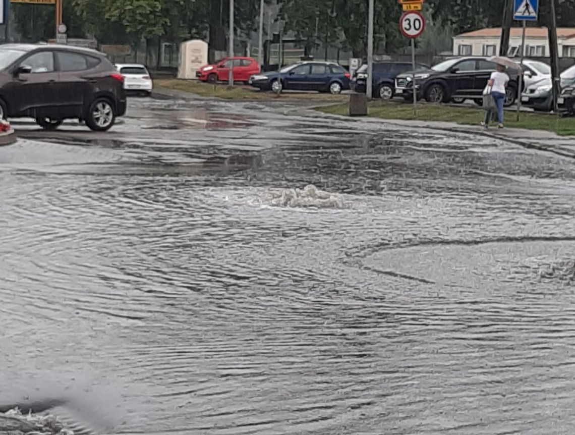 Plac Solidarności zamienił się w jezioro Plac Solidarności zamienił się w jezioro