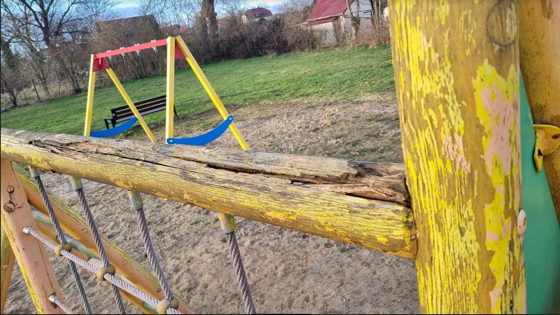 Plac zabaw jest w krytycznym stanie! - alarmuje radny [ZDJĘCIA]