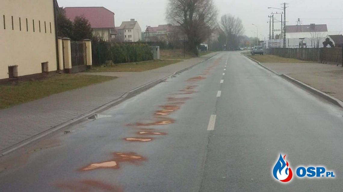 Plamy substancji ropopochodnej na drodze wojewódzkiej Plamy substancji ropopochodnej na drodze wojewódzkiej