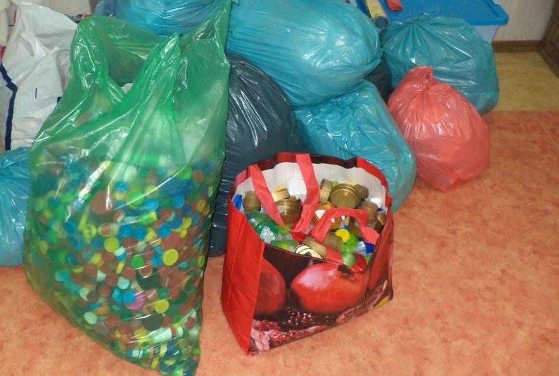 Plastikowe nakrętki pomagają ratować. Wiemy, gdzie można je sprzedać