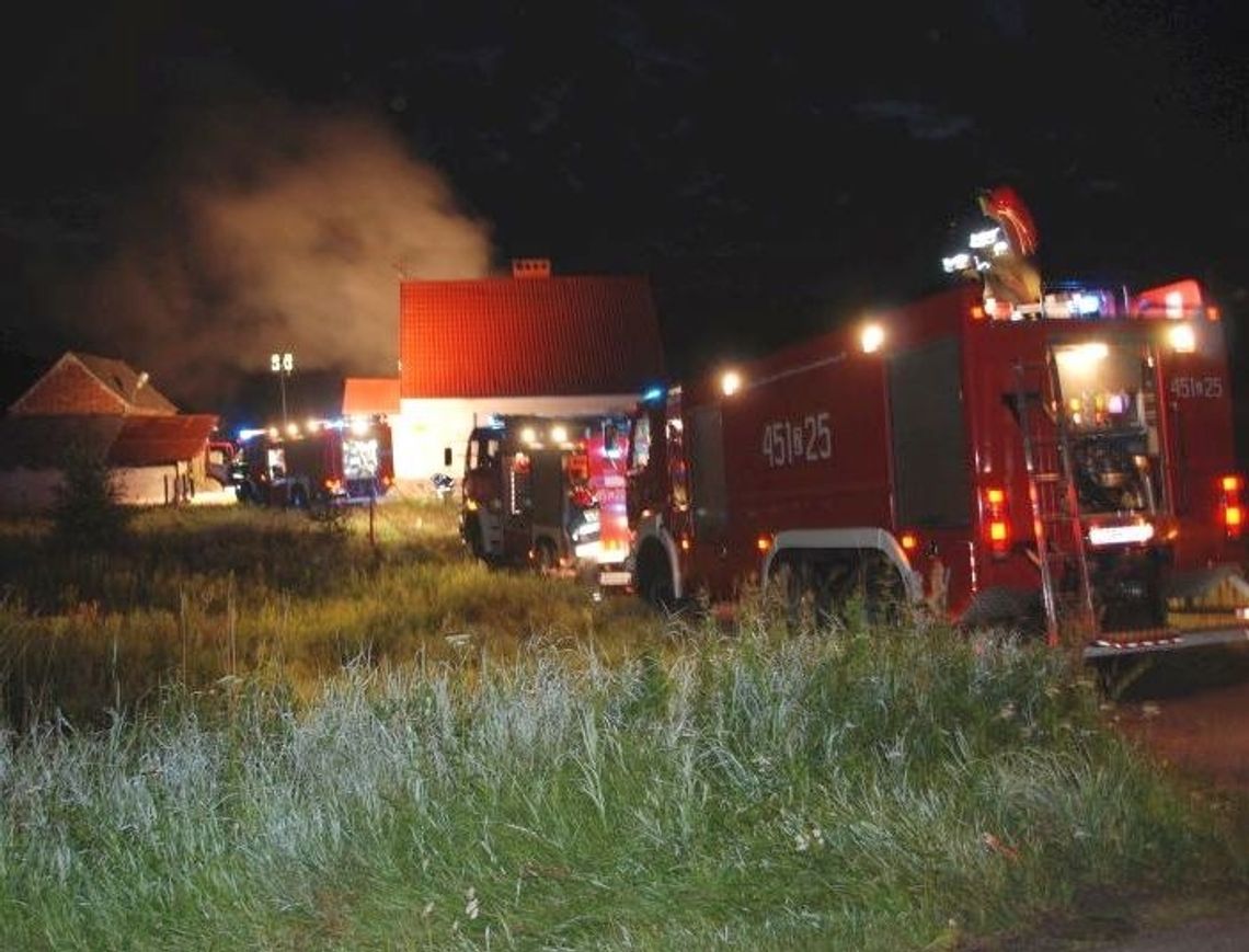 Płonął budynek gospodarczy przylegający do budynku mieszkalnego Płonął budynek gospodarczy przylegający do budynku mieszkalnego