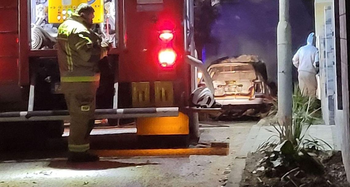 Płonęły auta przy kościele. Nocna walka strażaków z ogniem