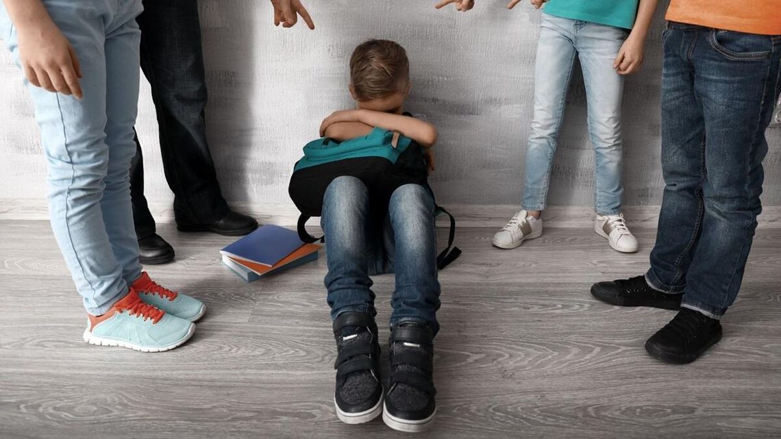 Głupie żarty, wykluczanie, przemoc fizyczna – tak wygląda codzienność wielu uczniów