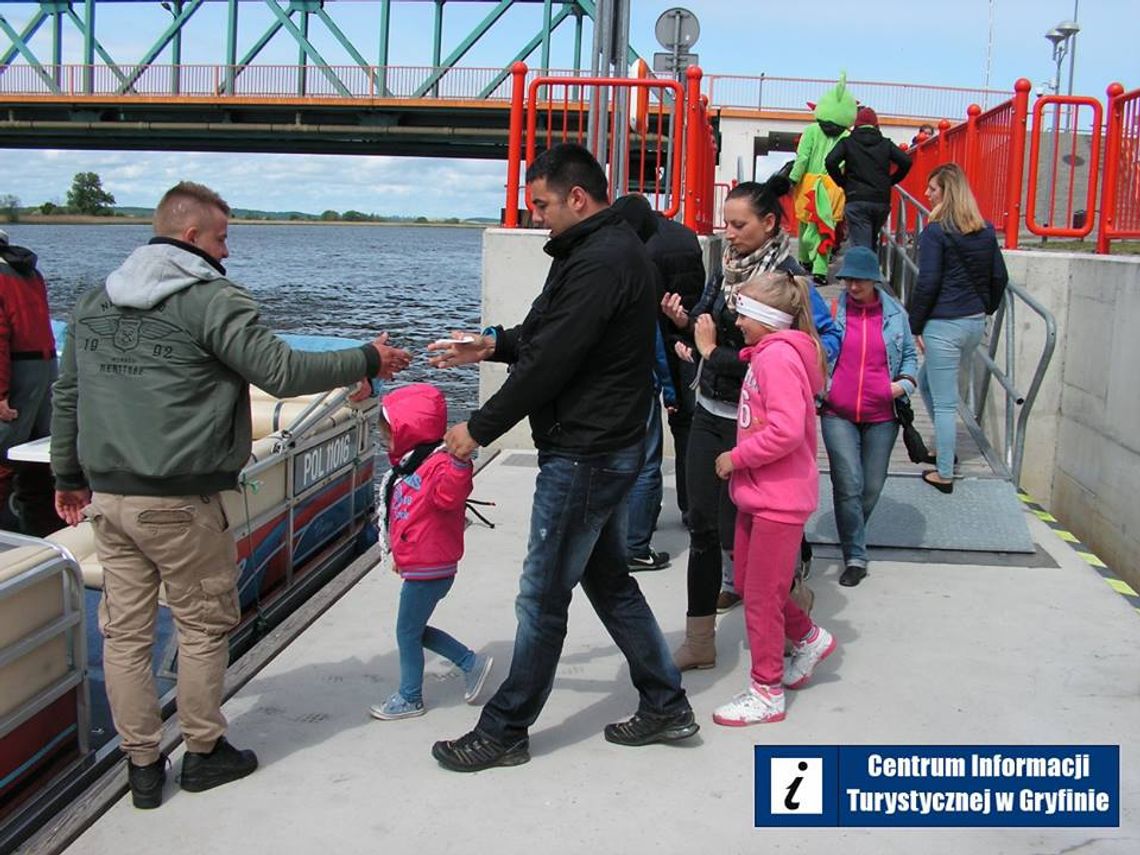 Pływali na katamaranie, a Gryfuś i Laguś rozdawali baloniki Pływali na katamaranie, a Gryfuś i Laguś rozdawali baloniki