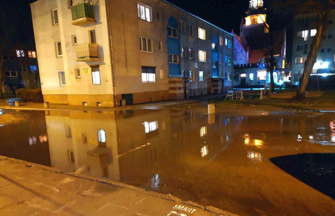 Po krótkiej ulewie ulica w Gryfinie zamieniła się w jezioro Po krótkiej ulewie ulica w Gryfinie zamieniła się w jezioro