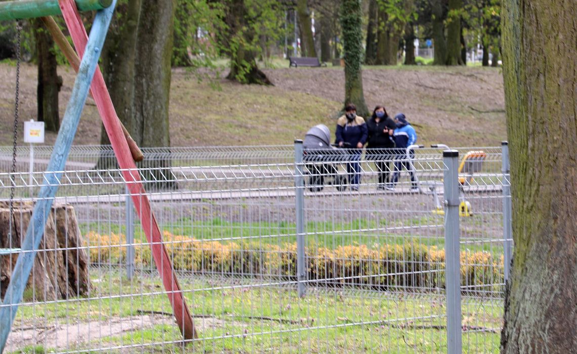 Po parku tylko w maseczce. A w lesie?