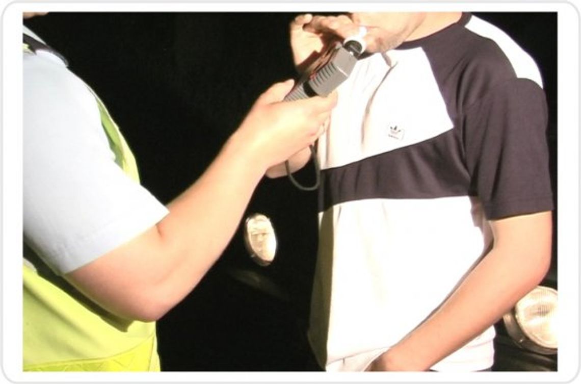 Po pijaku usiedli za kierownicą. Jeden miał sądowy zakaz Po pijaku usiedli za kierownicą. Jeden miał sądowy zakaz