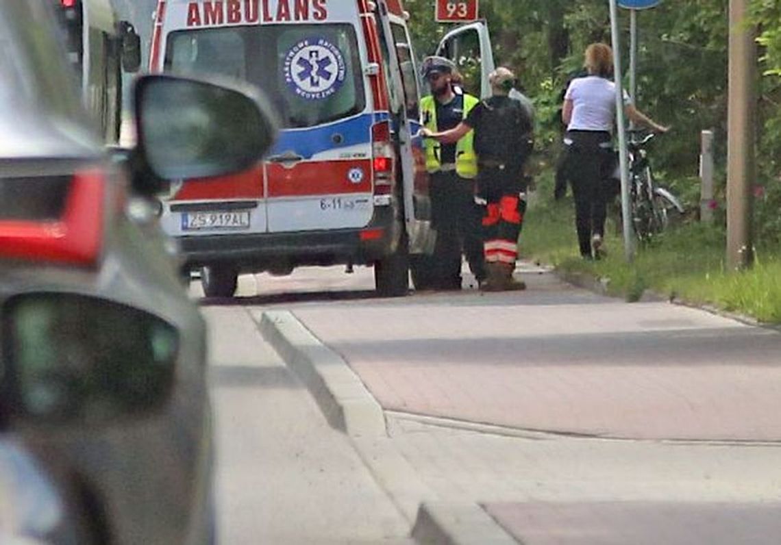 Na ratunek do rowerzysty przyleciał śmigłowiec LPR, była też karetka. Mężczyzna nie przeżył Na ratunek do rowerzysty przyleciał śmigłowiec LPR, była też karetka. Mężczyzna nie przeżył