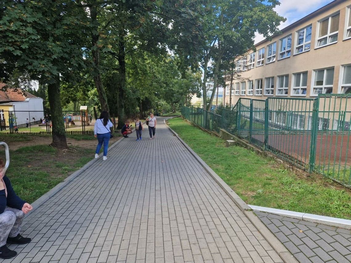 Po tej drodze koło szkoły jeżdżą za szybko. Jest tam niebezpiecznie dla dzieci! – ostrzega czytelnik Po tej drodze koło szkoły jeżdżą za szybko. Jest tam niebezpiecznie dla dzieci! – ostrzega czytelnik