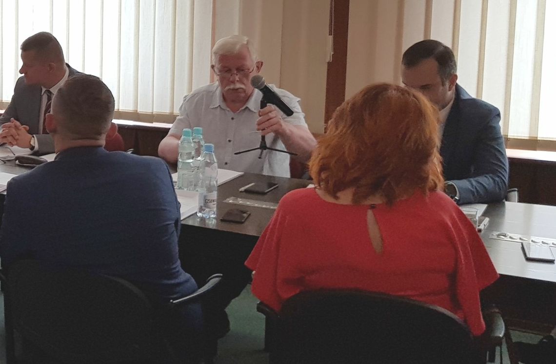 Pochlebca burmistrza musiał odczytać postulaty mieszkańców, będące krytyką Sawaryna [WIDEO]