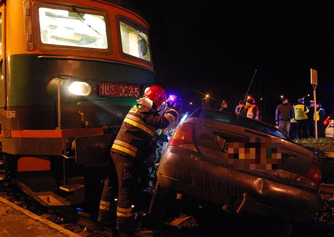 Pociąg staranował samochód na przejeździe Pociąg staranował samochód na przejeździe