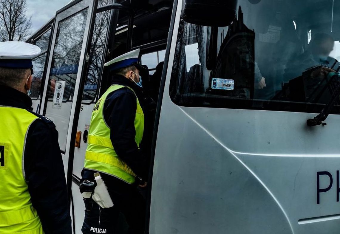 Pod nadzorem szczególnie środki komunikacji publicznej. Policjanci sprawdzają zakrywanie ust i nosa maseczką