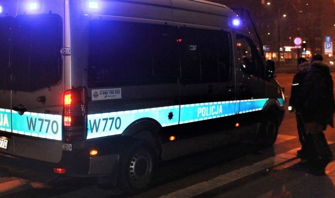 Pod wpływem alkoholu i narkotyków uciekał przed policją. Poszukiwany staranował plac zabaw i ogródki przydomowe 