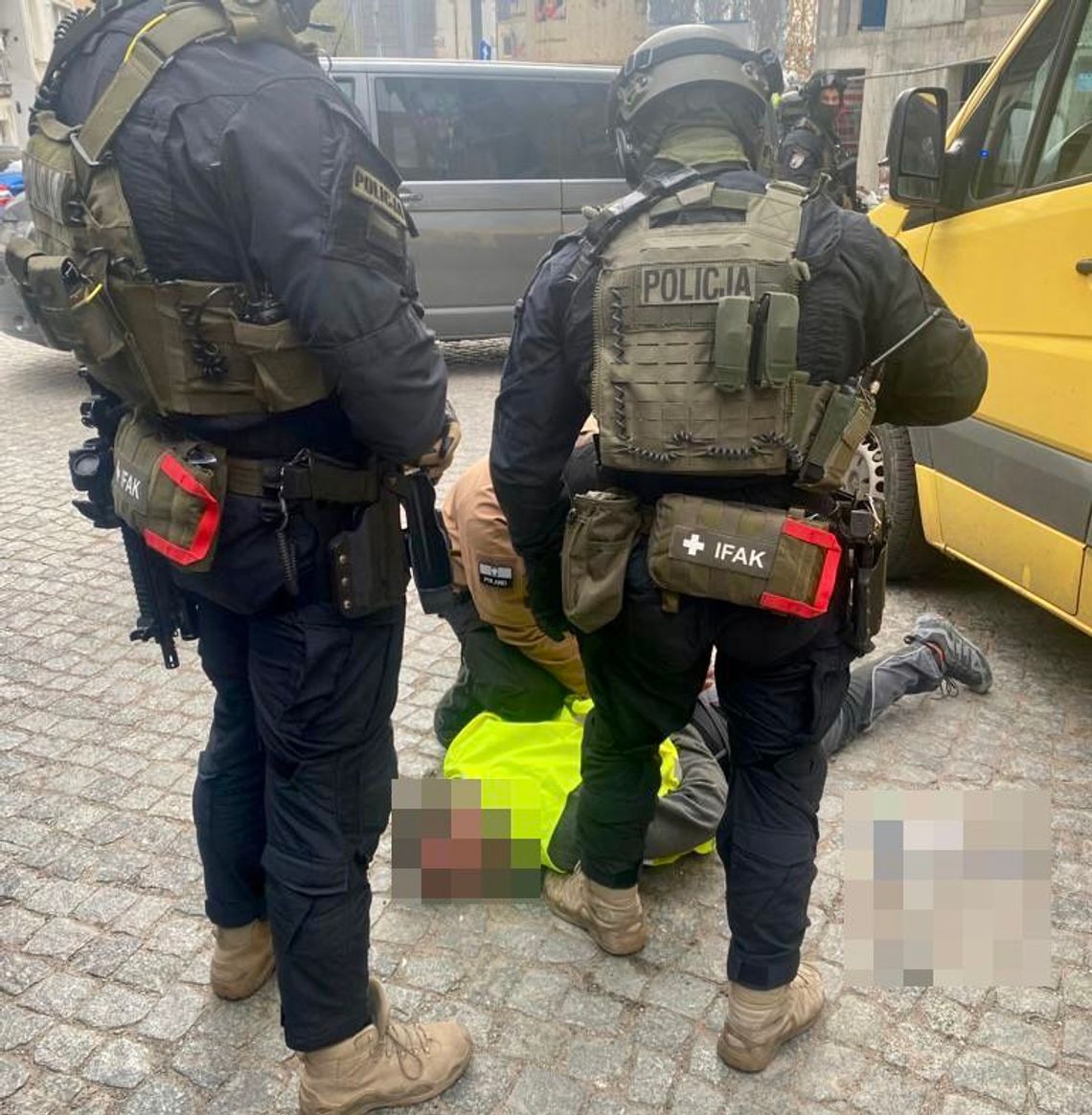 Podawali się za policjantów. Wpadli z atrapami Podawali się za policjantów. Wpadli z atrapami