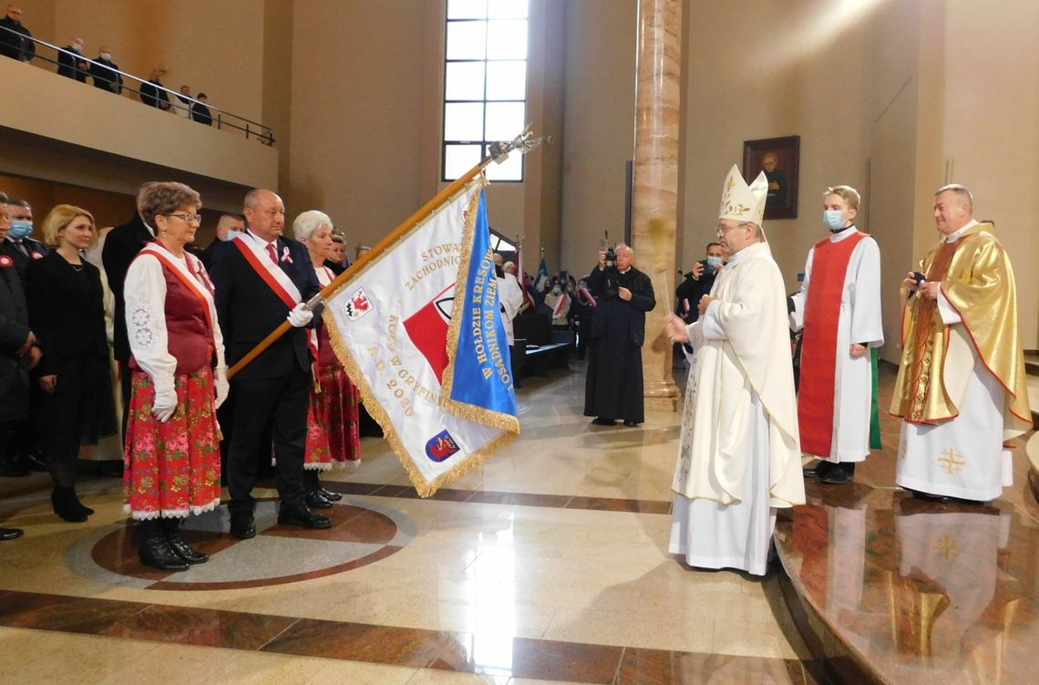 Podczas mszy św. za Ojczyznę poświęcono kopię obrazu i sztandar [ZDJĘCIA]