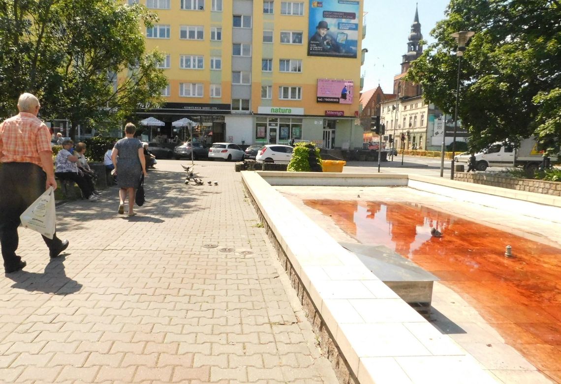 Podejrzana czerwona ciecz w fontannie. Mieszkańcy zdenerwowani bałaganem Podejrzana czerwona ciecz w fontannie. Mieszkańcy zdenerwowani bałaganem