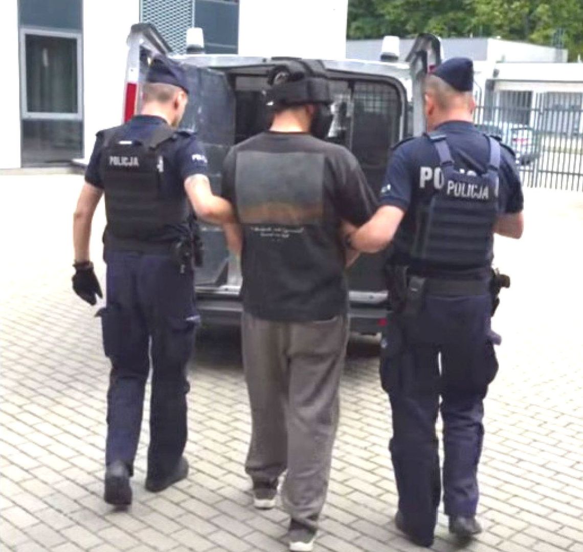 Podejrzany o zabójstwo matki i atak na babcię siedzi za kratami. Sąd w Gryfinie podjął decyzję. 20-latkowi grozi dożywocie Podejrzany o zabójstwo matki i atak na babcię siedzi za kratami. Sąd w Gryfinie podjął decyzję. 20-latkowi grozi dożywocie