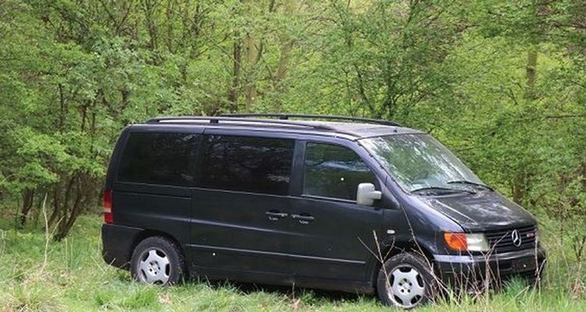 Podejrzany samochód w lesie Podejrzany samochód w lesie