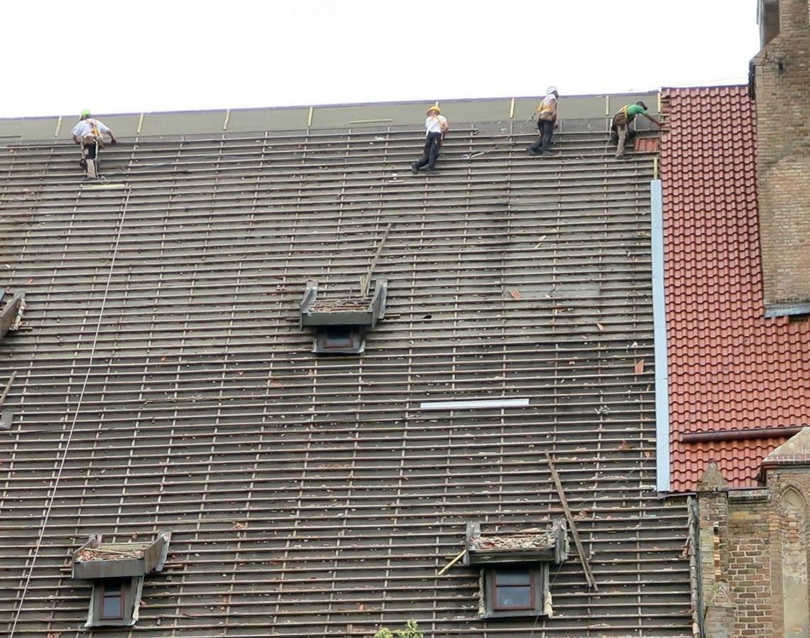 Podniebni kaskaderzy dostali pieniądze i ruszyli na dach Podniebni kaskaderzy dostali pieniądze i ruszyli na dach