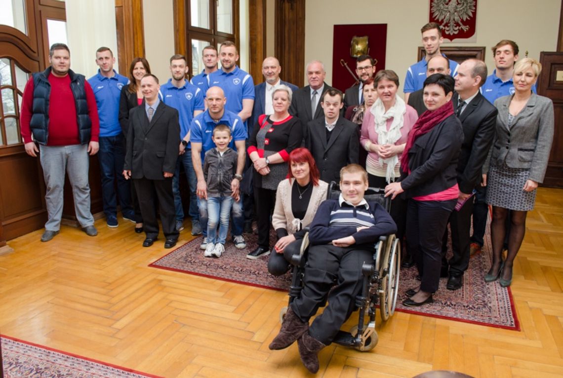 Podopieczni DPS wraz z siatkarzami odwiedzili wojewodę Podopieczni DPS wraz z siatkarzami odwiedzili wojewodę