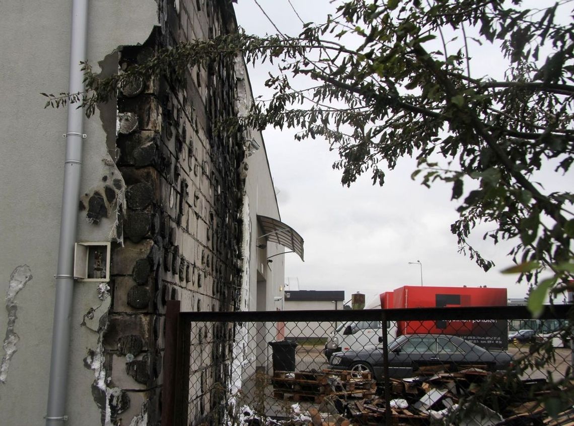 Podpalił sklep, rozebrał się i biegał dookoła ognia Podpalił sklep, rozebrał się i biegał dookoła ognia