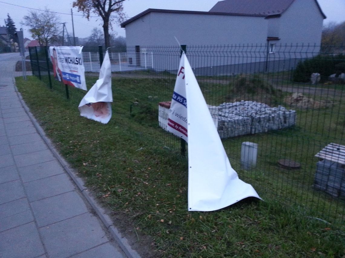 Podpalone banery i pozrywane plakaty Podpalone banery i pozrywane plakaty