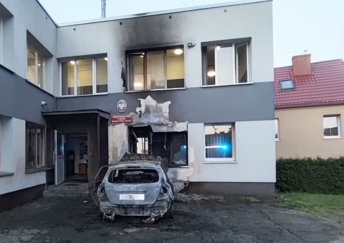 Podpalono radiowóz i komisariat policji. Zrobiła to z zemsty?