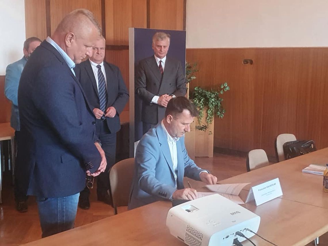 Podpisali umowę gwarantującą pracę i uprawnienia pracowników elektrowni Podpisali umowę gwarantującą pracę i uprawnienia pracowników elektrowni