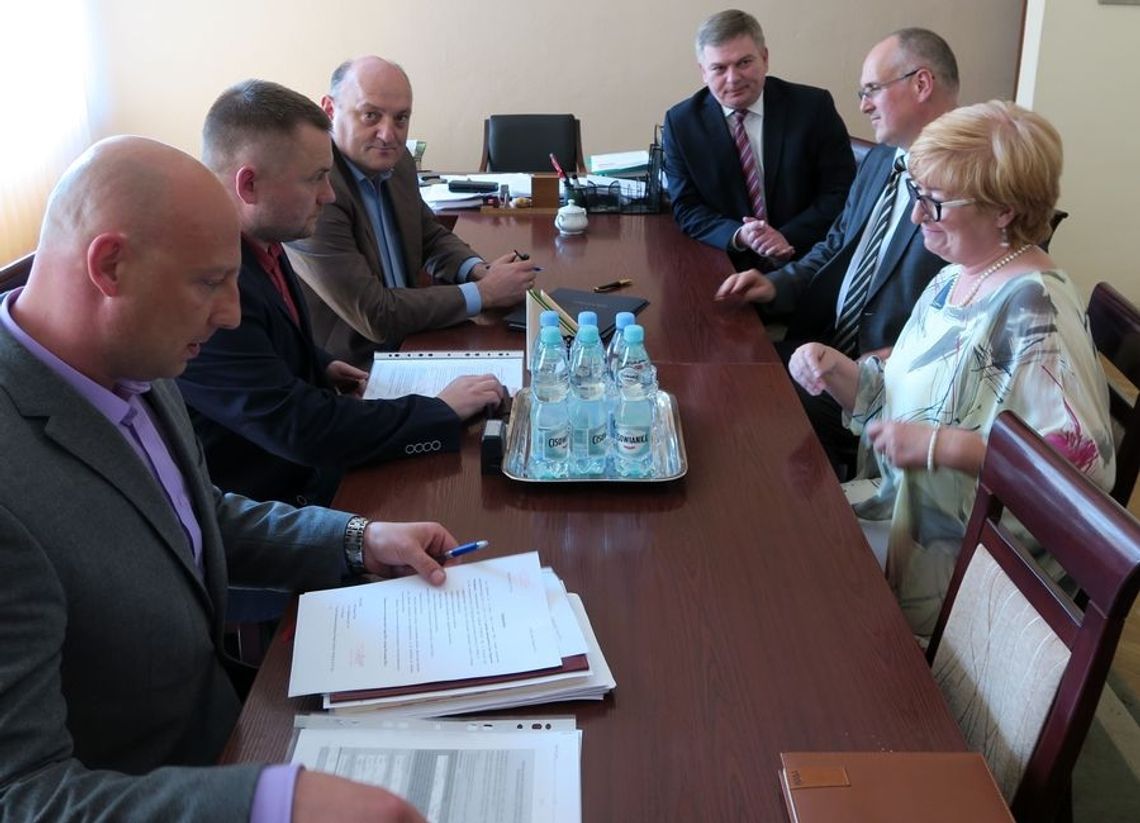 Podpisują umowę na budowę żłobka Podpisują umowę na budowę żłobka