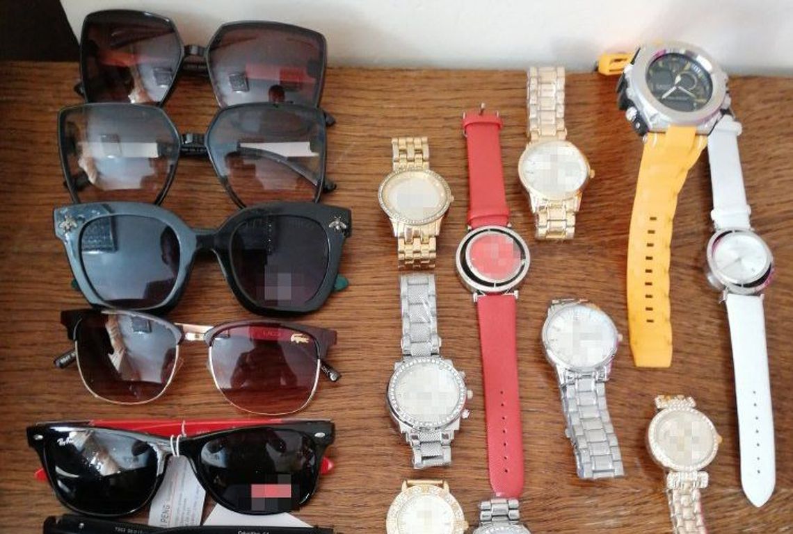 Podrobioną odzież, zegarki i kosmetyki sprzedawali przez internet. Wpadli z przewożonym towarem Podrobioną odzież, zegarki i kosmetyki sprzedawali przez internet. Wpadli z przewożonym towarem