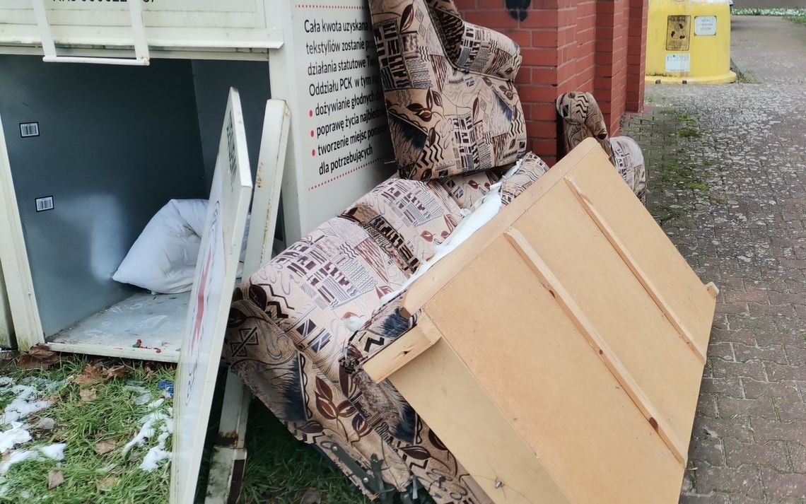 Podrzucił innym swoje śmieci i odjechał! - informuje oburzony czytelnik Podrzucił innym swoje śmieci i odjechał! - informuje oburzony czytelnik