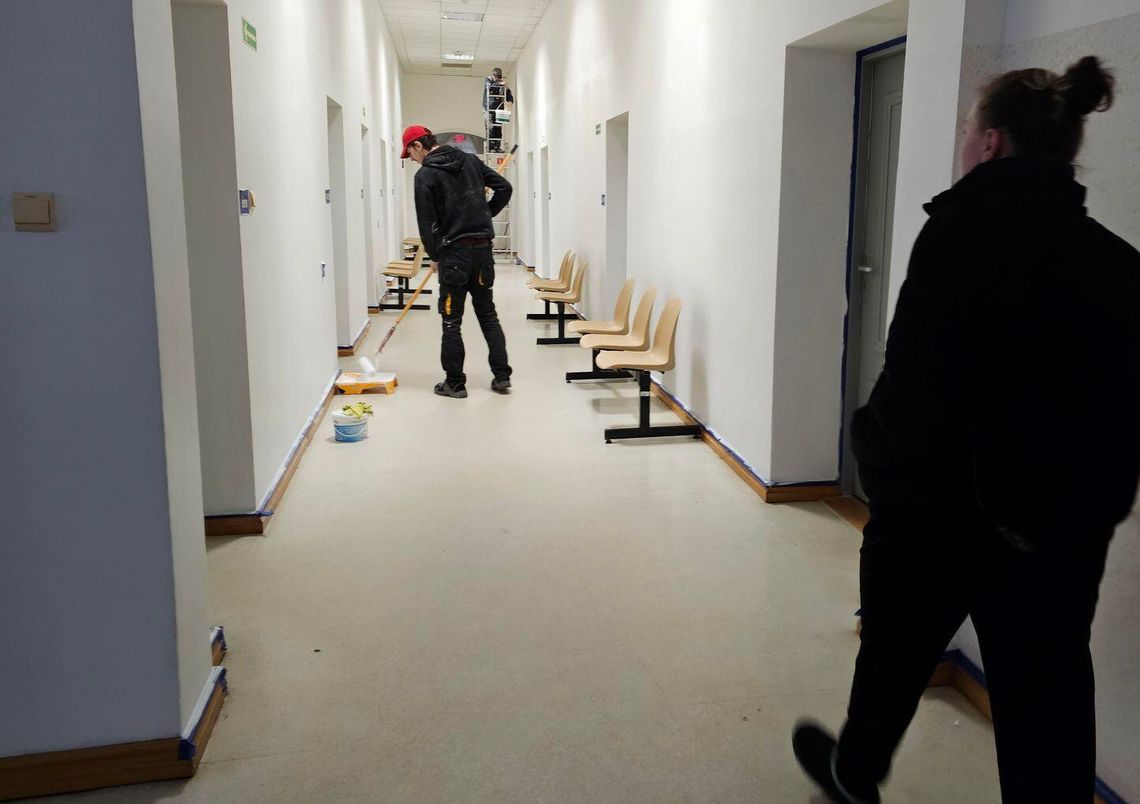 Podtrułam się w pracy farbami i boli mnie głowa – skarży się urzędniczka