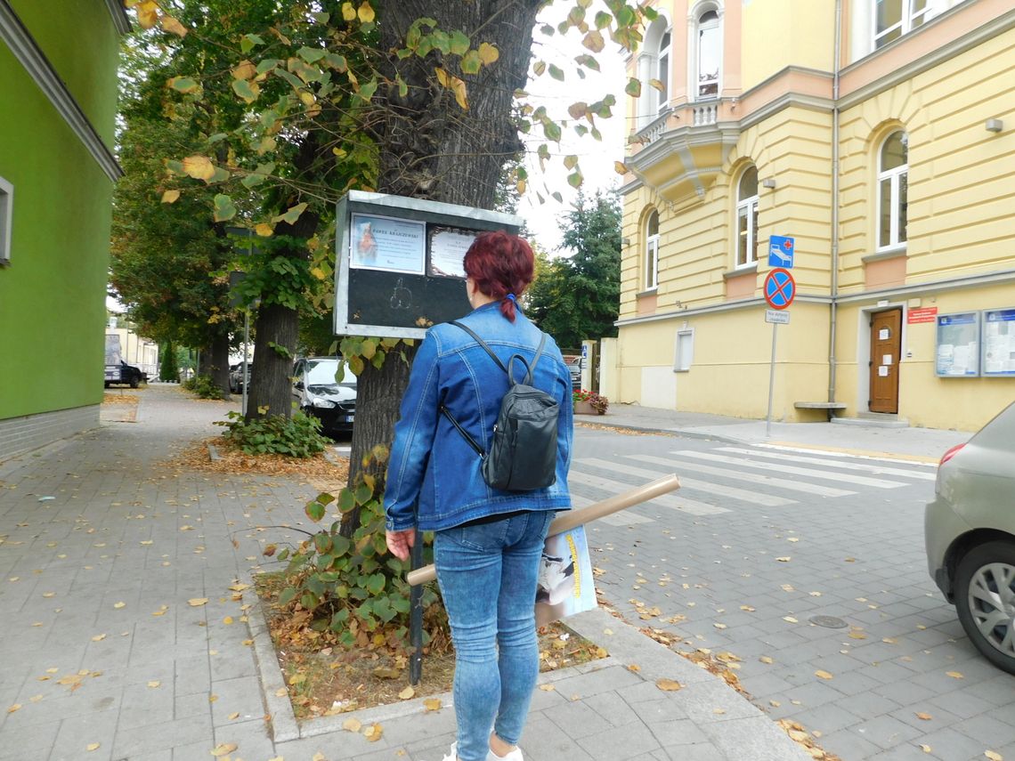 Pogrzeby zaplanowane na wtorek i środę. Pomazana tablica koło UMiG Pogrzeby zaplanowane na wtorek i środę. Pomazana tablica koło UMiG