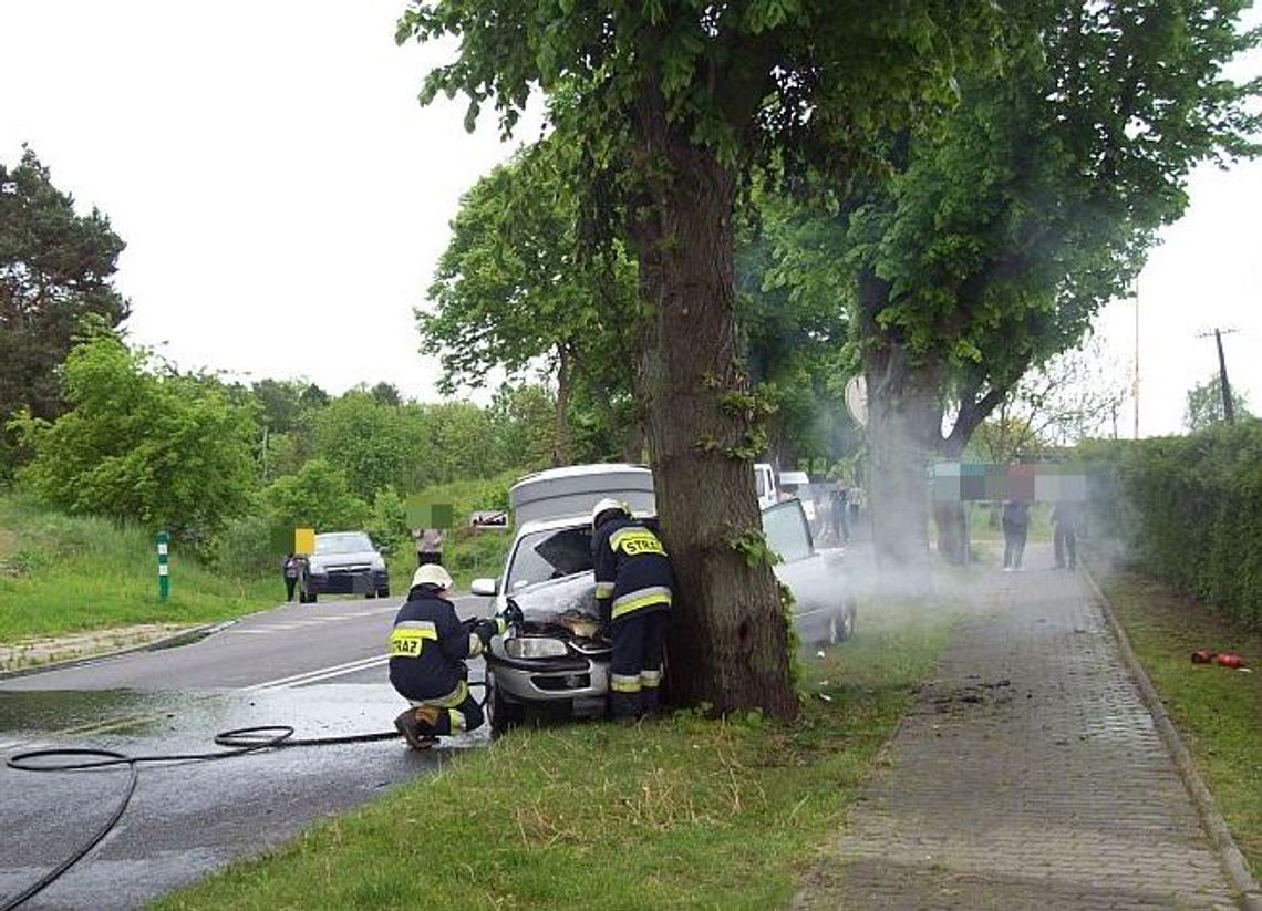 Pojazd wypadł z drogi i uderzył w drzewo – wersja KPPSP